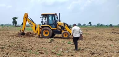 शाहबाद: खिरिया में 35 बीघा वन भूमि पर अतिक्रमण कर बनाई गई अवैध दीवार को हटाया गया