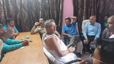 मुशहरी: गरीब नाथ मंदिर के सभागार में जिला प्रशासन की टीम में सेवादलों के साथ की बैठक