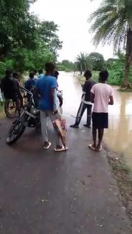 ग्राम बड़े मारेंगा में फुल से ऊपर से जा रहा है। पानी