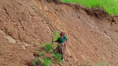 पूर्णागिरि: पचनई क्षेत्र में बारिश से हुए  भूस्खलन से किसानों को  उठाना पड़ा भारी नुकसान मुआवजे की मांग की