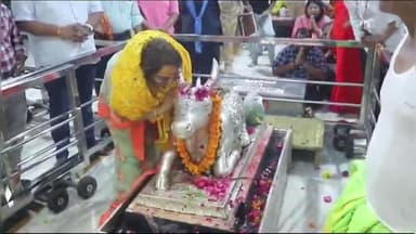 उज्जैन शहर: विश्व प्रसिद्ध बाबा महाकाल के मंदिर में फिल्म अभिनेत्री जयाप्रदा ने किया बाबा महाकाल के दर्शन