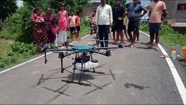 बरहरुवा: बरहरवा में ड्रोन के माध्यम खेतों में खरपतवार नाशक का हुआ छिड़काव