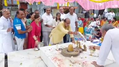 मंदसौर: नालछा माता रोड स्थित ब्रह्मानंद आश्रम में सूरत से पहुंचे हजारों भक्त गुरु पूर्णिमा के अवसर पर पूजा अर्चना करने अपने गुरु