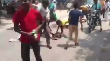 एत्मादपुर: कस्बा व थाना एत्मादपुर के बरहन रोड़ पर ठेके पर शराब देने जा रही गाड़ी से गिरी शराब की पेटियां, लूट ले गई भीड़