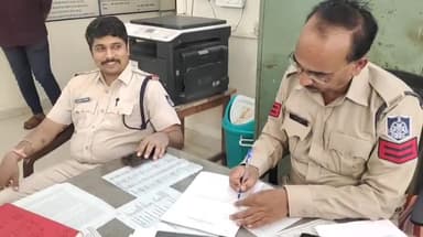 मंदसौर: जैन कॉलेज चौराहा पर ताराबाई को 26 क्वार्टर देशी मसाला शराब एवं 6 क्वार्टर प्लेन शराब के साथ पकड़ा