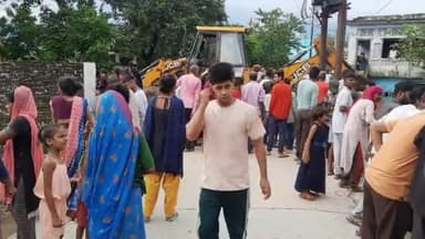 पूर्णागिरि: टनकपुर में आसमानी आफत से राहत देने के लिए एसडीएम आकाश जोशी के नेतृत्व में रात में भी मशीनें कर रही हैं काम