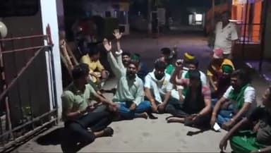 बारा: कार्यकर्ता के साथ मारपीट के मामले में भारतीय किसान यूनियन के कार्यकर्ताओं ने घूरपुर थाने पर की जमकर नारेबाजी