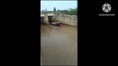 जालौर: बारिश के कारण धवला रोड पर 4 फीट डूबा अंडर ब्रिज, जान जोखिम में डालकर निकल रहे वाहन चालक
