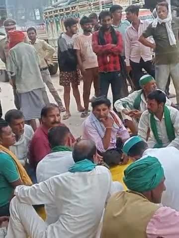 बिजली ना आने के कारण किसानों ने किया चक्का जाम सहिली चौराहा जोनिहा रोड का है मामला #abp ##aajtaj @indiatodaytak #