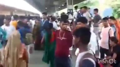 समस्तीपुर: स्टेशन पर बिहार संपर्क क्रांति एक्सप्रेस के जनरल बोगी में रखे फायर इक्विपमेंट पर बैठे यात्री, हुआ लीक