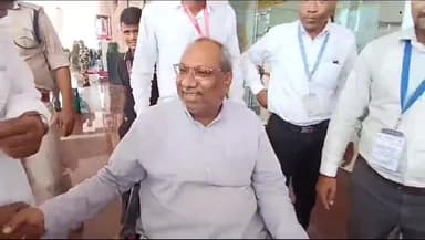 फैज़ाबाद: कैबिनेट मंत्री संजय निषाद पहुंचे अयोध्या महर्षि वाल्मीकि एयरपोर्ट पर निषाद पार्टी के कार्यकर्ताओं ने किया स्वागत