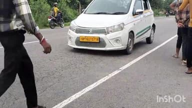 बिजनौर: बिजनौर में नूरपुर मार्ग पर गांव अगरी के पास दो तेज रफ्तार कार आपस में भिड़ी दोनों कारों के चालक के आई मामूली चोट