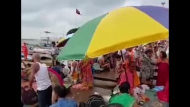 गुरू पूर्णिमा के मौके पर काशी के घाटों पर लगा मेला, श्रद्धालुओं ने गंगा स्नान के बाद किया दान-पुण्य