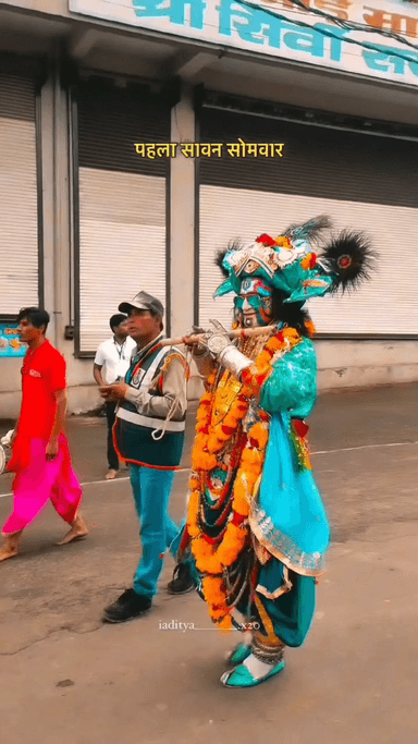 सावन माह के पहले सोमवार के अवसर पर भक्तों ने गौरी शंकर मंदिर में पूजा की।