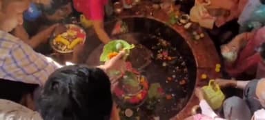 हमीरपुर: मुख्यालय के संगमहेश्वर मंदिर में सावन के पहले सोमवार को उमड़ा भारी जन सैलाब