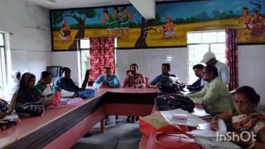 बरहरुवा: एमओआईंसी ने बरहरवा सभागार में स्वास्थ्य कर्मियों का साथ किया साप्ताहिक बैठक, दिए निर्देश