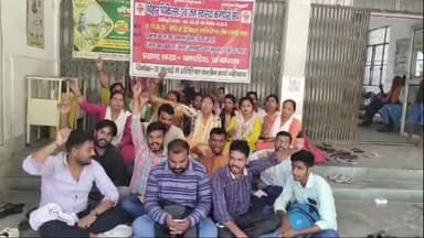 चनपटिया: चनपटिया में राष्ट्रीय स्वास्थ्य मिशन के कर्मियों ने एफआरएएस सिस्टम से उपस्थिति बनाने के विरोध में धरना-प्रदर्शन किया