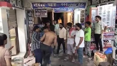 महुआ: महुआ बाजार में आपसी विवाद को लेकर दो दुकानदारों में हुई मारपीट, सूचना पर पहुंची पुलिस