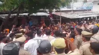 गोरखपुर: बाढ़ पीड़ितों को उचित मुआवजा व पार्षद प्रतिनिधि के ऊपर मुकदमे हटाने की मांग को लेकर सेमरा गांव के लोगों सड़क किया जाम