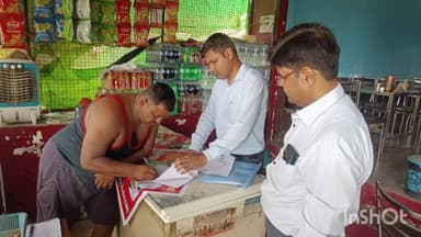 कासगंज: होड़लपुर में ढाबे पर खाद्य विभाग की टीम ने की छापेमारी, आटे का सैंपल लेकर जांच के लिए प्रयोगशाला भेजा