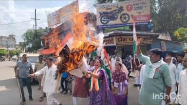 गुना नगर: रीवा में 2 महिलाओं को जिंदा दफनाने का प्रयास करने पर कांग्रेस ने हनुमान चौक पर किया प्रदर्शन, CM का जलाया पुतला