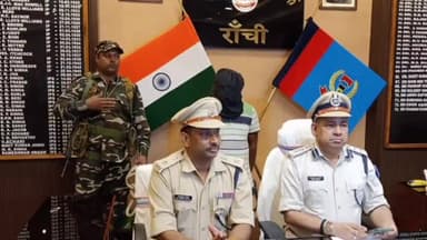 कांके: धुर्वा थाना क्षेत्र स्थित धुर्वा बस स्टैंड में पूर्व पार्षद को गोली मारने वाला शूटर गाजीपुर से गिरफ्तार