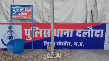 दलौदा: दलोदा पुलिस एवं अफजलपुर पुलिस ने दो लोगों को अवैध शराब का परिवहन करते हुए रंगे हाथों पकड़ा