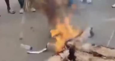 झरिया/जोरापोखर/सिंदरी: BCCLप्रबंधन के दमनकारी नीतियों को लेकर के फुलारीबाग इंदिरा चौक में आम आदमी पार्टी के द्वारा सीएमडी का किया गया पुतला दहन