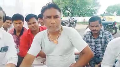 सारंगपुर: सारंगपुर संडावता में अस्पताल में डॉक्टर की कमी और डिलीवरी प्वाइंट चालू करने पत्रकार और ग्रामीणों ने दिया धरना