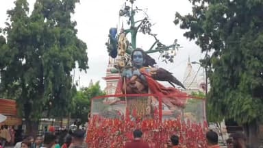 हरिद्वार: सोमवार के दिन से शुरू हुई सावन के महीने की शुरुआत, कनखल स्थित दक्षेश्वर मंदिर में उमड़ी श्रद्धालुओं की भारी भीड़