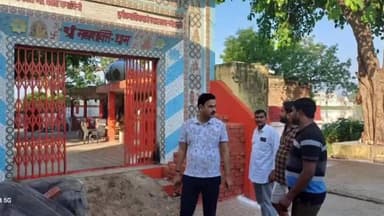 भोगांव: भोगांव चेयरमैन द्वारा सावन के पहले सोमवार को नगर के मंदिरों पर कराई गई विशेष साफ सफाई,चेयरमैन प्रतिनिधि ने किया निरीक्षण