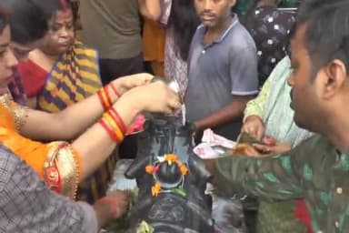 कैंपियरगंज: कैंपियरगंज पीपीगंज जंगल कौड़िया से ही तमाम जगहों पर सावन के पहले दिन उम्र श्रद्धालुओं ने बाबा भोलेनाथ का किया जलाभिषेक