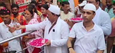 श्री काशी विश्वनाथ मंदिर में मुस्लिम समाज के लोगों ने श्रद्धालुओं का पुष्प वर्षा कर किया स्वागत