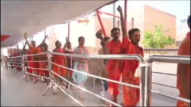 यादव बन्धुओं ने किया बाबा विश्वनाथ का जलाभिषेक, मात्र 21 सदस्यों को ही गर्भगृह में अनुमति पर जताई नाराजगी