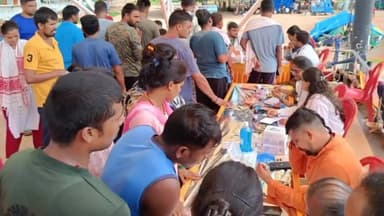 कांके: रांची के मोराबादी मैदान में लगाया गया स्वास्थ्य शिविर कैंप, आंदोलन कर रहे सहायक पुलिस कर्मियों की हो रही है जांच