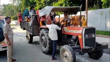 इटावा: सिविल लाइन क्षेत्र में ट्रेक्टर ट्राली में सवारी भरकर जा रहे 2 ट्रैक्टरों का ट्रैफिक इस्पेक्टर ने किया 27,500₹ का चालान