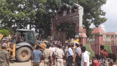 हिलसा: हिलसा मुख्य बाजार में अतिक्रमण कार्यों पर प्रशासन का गरजा बुलडोजर फूटपाती दुकानदारों में मचा हड़कंप प्रशासन ने लोग