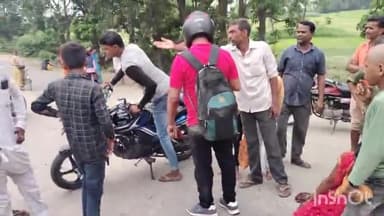 मिहींपुरवा: रामपुर के समीप दो बाइकों के बीच हुई टक्कर, दो लोग हुए घायल