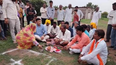 बदनावर: ग्राम मुलथान में, 12 लाख रु.की लागत से बनने वाले आंगनवाड़ी भवन, का भूमिपूजन,पूर्व मंत्री दत्तीगांव ने किया।