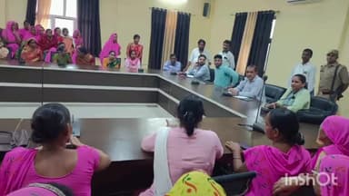 कासगंज: सीडीओ ने विकास भवन में ड्राई राशन वितरण को लेकर स्वयं सहायता समूह और आंगनबाड़ी कार्यकर्ताओं के साथ की बैठक