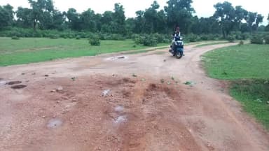 बिरनी: बिरनी:-शराब की बोतल फोड़कर किया जा रहा है सड़क अवरुद्ध,राहगीर परेशान