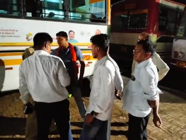 हमीरपुर: महोबा डिपो की बस को इंगोहटा में 14 यात्रियों को मुख्यालय चेकिंग स्काट दल ने बिना टिकट के पकड़ा परिचालक पर हुई कार्यवाही