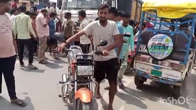 जलालाबाद: जलालाबाद के मेंन चौराहे के पास ट्रक नें बाइक के मारी टक्कर दो लोग चोटिल