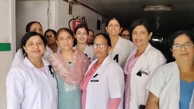 भिवानी: अपनी मांगों को लेकर स्टाफ नर्सेज ने काली बिल्ली लगाकर जताया रोष