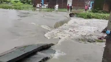 सागर नगर: सागर में भारी बारिश विट्ठलनगर से भैंसा ग्राम को जोड़ने वाली पुलिया बही आवागमन बंद,शहर में जगह-जगह जल भराव