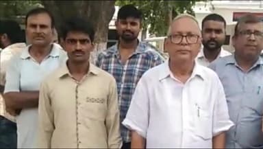 रायबरेली: झकरासी गांव में चल रही चकबंदी प्रक्रिया को रोके जाने के लिए,ग्रामीणों ने डीएम को दिया प्रार्थनापत्र लगाई न्याय की गुहार