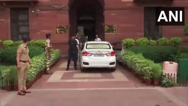 दिल्ली: वित्त मंत्री निर्मला सीतारमण वित्त मंत्रालय पहुंची।  
वह आज संसद में केन्द्रीय बजट 2024-25 पेश करेंगी।