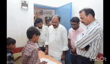 देवसर: कलेक्टर एवं विधायक ने सिंगाही शासकीय पूर्व माध्यमिक विद्यालय का किया निरीक्षण