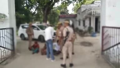 रायबरेली: शिवगढ़ थानाक्षेत्र की रहने वाली युवती से नशेड़ियों ने की छेड़छाड़,एसपी ऑफिस में परिवार के साथ पीड़िता धरने पर बैठी