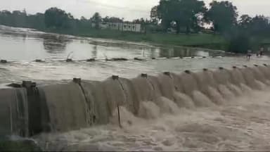 कटंगी: नंदलेसरा पुल उफान पर आवागमन बंद, जान-जोखिम में डालकर आवागमन कर रहे कुछ ग्रामीण